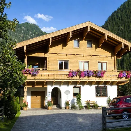 In A Quiet Location With Beautiful View * Neukirchen am Großvenediger